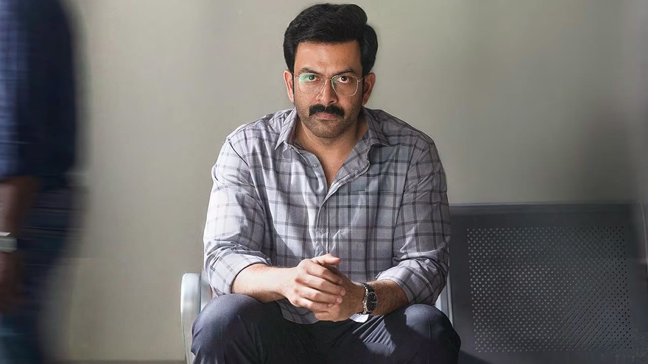 సౌత్ సూపర్ స్టార్ పృథ్వీరాజ్ సుకుమారన్ నటించిన మలయాళ చిత్రం 'ఐ నోబడీ' (I Nobody) ప్రస్తుతం ఓటీటీ ప్లాట్‌ఫామ్‌లలో ట్రెండింగ్‌లో నిలిచింది. థియేటర్లలో విమర్శకుల ప్రశంసలు పొందిన ఈ చిత్రం, ప్రస్తుతం జియో హాట్‌స్టార్ లో ప్రసారమవుతోంది. సుమారు 2 గంటల 46 నిమిషాల నిడివి ఉన్న ఈ సినిమా, ప్రతి సన్నివేశంలోనూ ప్రేక్షకులు ఊహించని ట్విస్టులతో మైండ్ బ్లాక్ చేస్తోంది. ఈ సినిమా కథ ఒక సాధారణ బ్యాంక్ ఉద్యోగి చుట్టూ తిరుగుతుంది. ఎప్పటిలాగే తన రోజువారీ పనిలో నిమగ్నమై ఉన్న ఆ ఉద్యోగి కళ్ల ముందే, ఒక క్రూరమైన , పక్కా ప్రణాళికతో వచ్చిన దోపిడీ దొంగల ముఠా బ్యాంక్‌పై దాడి చేసి కోట్లాది రూపాయల సొమ్మును దోచుకెళ్తుంది.