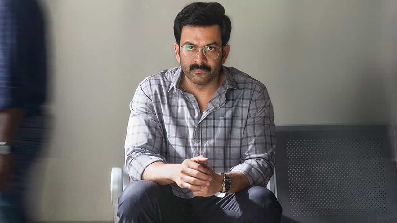 సౌత్ సూపర్ స్టార్ పృథ్వీరాజ్ సుకుమారన్ నటించిన మలయాళ చిత్రం 'ఐ నోబడీ' (I Nobody) ప్రస్తుతం ఓటీటీ ప్లాట్ఫామ్లలో ట్రెండింగ్లో నిలిచింది. థియేటర్లలో విమర్శకుల ప్రశంసలు పొందిన ఈ చిత్రం, ప్రస్తుతం జియో హాట్స్టార్ లో ప్రసారమవుతోంది. సుమారు 2 గంటల 46 నిమిషాల నిడివి ఉన్న ఈ సినిమా, ప్రతి సన్నివేశంలోనూ ప్రేక్షకులు ఊహించని ట్విస్టులతో మైండ్ బ్లాక్ చేస్తోంది. ఈ సినిమా కథ ఒక సాధారణ బ్యాంక్ ఉద్యోగి చుట్టూ తిరుగుతుంది. ఎప్పటిలాగే తన రోజువారీ పనిలో నిమగ్నమై ఉన్న ఆ ఉద్యోగి కళ్ల ముందే, ఒక క్రూరమైన , పక్కా ప్రణాళికతో వచ్చిన దోపిడీ దొంగల ముఠా బ్యాంక్పై దాడి చేసి కోట్లాది రూపాయల సొమ్మును దోచుకెళ్తుంది.