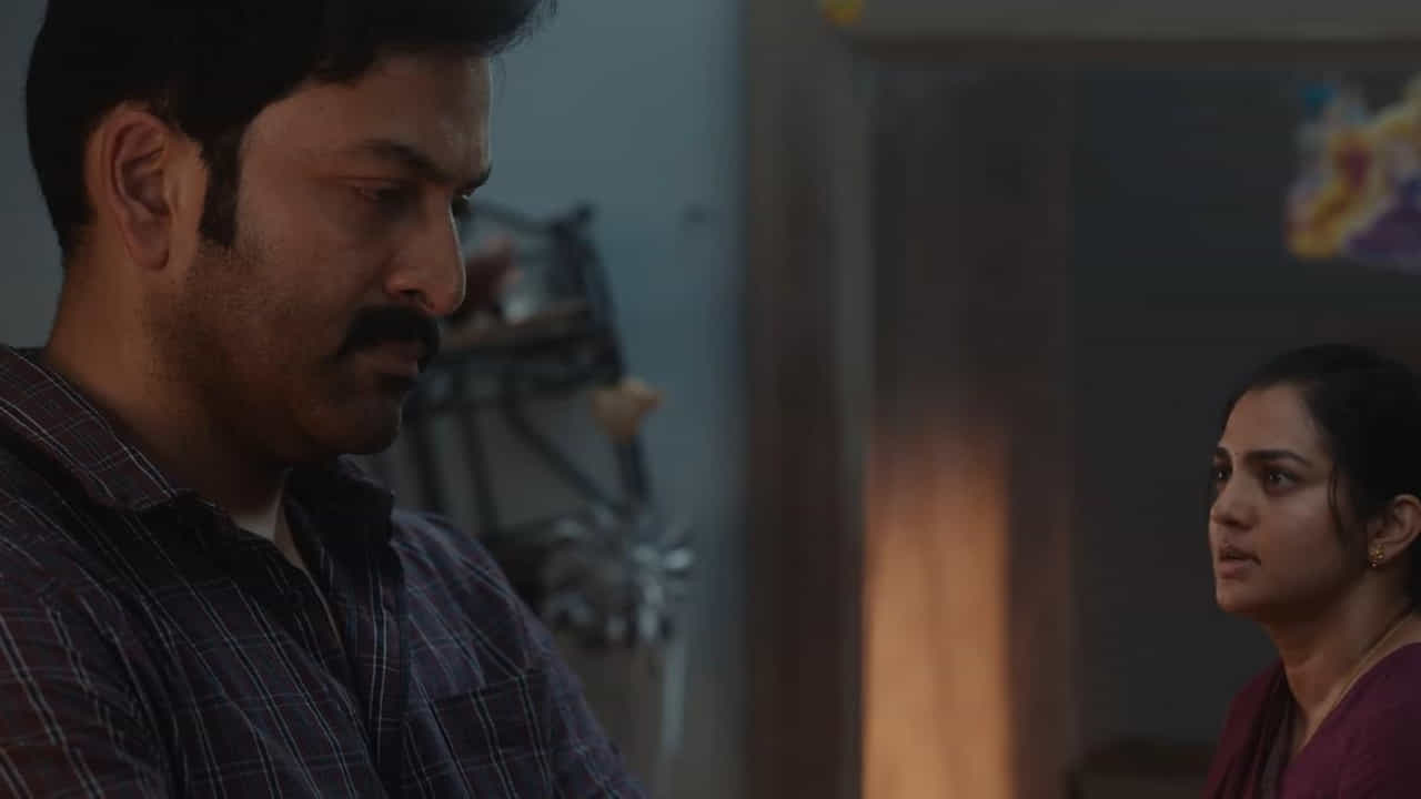 తన కళ్ల ముందే జరిగిన ఈ ఘోర కలికి ఆ ఉద్యోగి భయపడి వెనకడుగు వేయడు. ఎంతటి ప్రమాదకరమైన పరిస్థితి ఎదురైనా సరే, ఆ అట్టల్ దొంగలను పట్టుకోవాలని, బ్యాంక్ నుంచి దోచుకెళ్లిన ప్రతి ఒక్క రూపాయిని తిరిగి రాబట్టాలని గట్టి పట్టుదలతో నిర్ణయించుకుంటాడు. దక్షిణాది అగ్ర నటుడు పృథ్వీరాజ్ సుకుమారన్ ఈ చిత్రంలో సాధారణ బ్యాంక్ ఉద్యోగి పాత్ర నుండి, దొంగలను ఎదుర్కొనే ధైర్యవంతుడిగా రూపాంతరం చెందే క్రమాన్ని ఎంతో శక్తివంతంగా పండించారు. దోపిడీ వెనుక ఉన్న అసలు కారణాలు, పోలీసుల దర్యాప్తు, ప్రధాన పాత్రధారి వేసే వ్యూహాత్మక అడుగులు ప్రేక్షకులలో ప్రతిక్షణం ఉత్కంఠను పెంచుతాయి.