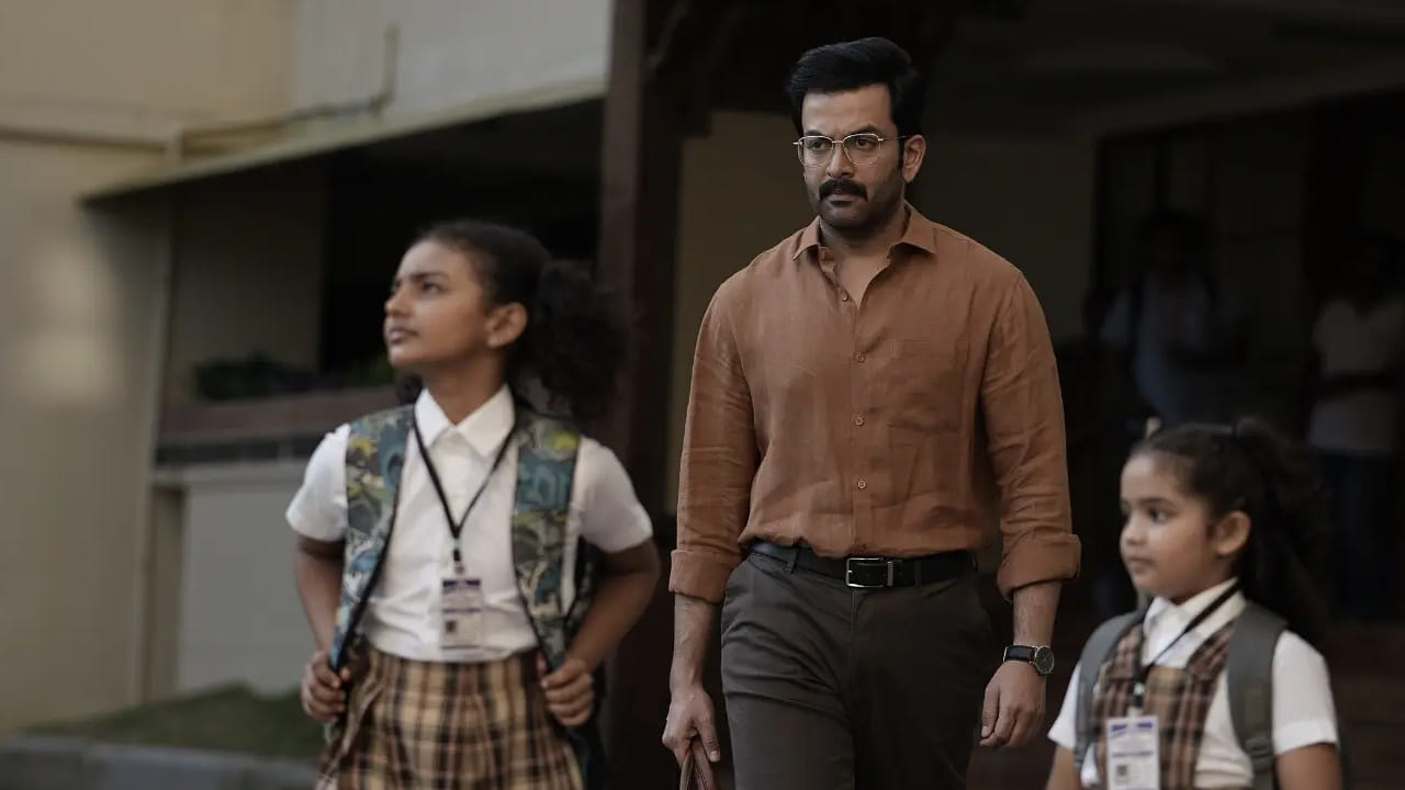 నిషామ్ బషీర్ దర్శకత్వం వహించిన ఈ మూవీ పృథ్వీరాజ్ ప్రొడక్షన్స్ బ్యానర్ పై నిర్మించారు. స్టార్ ఇమేజ్‌ను పక్కన పెట్టి ఒక సామాన్య మధ్యతరగతి వ్యక్తిగా పృథ్వీరాజ్ అద్భుతంగా నటించారు. సినిమా మనీ హీస్ట్ తరహా బ్యాంక్ రాబరీ నేపథ్యంలో సాగుతూ, మంచి సస్పెన్స్, ఎమోషన్స్, పొలిటికల్ సెటైర్ అంశాలతో ఆకట్టుకుంటుంది. జేక్స్ బిజోయ్ అందించిన బ్యాక్‌గ్రౌండ్ స్కోర్ (BGM), సినిమాటోగ్రఫీ హైలైట్‌గా నిలిచాయి. సమాజంపై సెటైర్ వేసే కొన్ని సీన్లు, సినిమాలోని లోతైన అర్థాలు సాధారణ ప్రేక్షకులకు అంత త్వరగా కనెక్ట్ అవ్వకపోవచ్చు