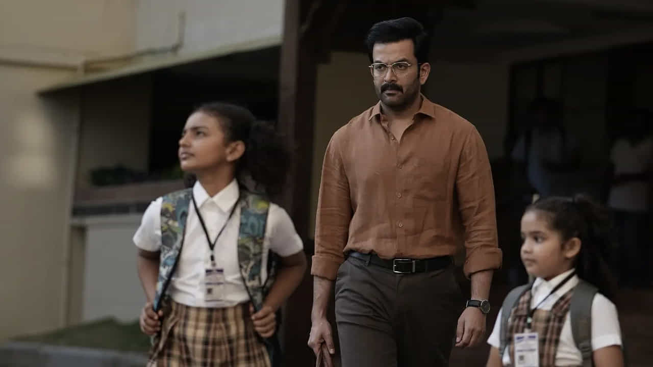 నిషామ్ బషీర్ దర్శకత్వం వహించిన ఈ మూవీ పృథ్వీరాజ్ ప్రొడక్షన్స్ బ్యానర్ పై నిర్మించారు. స్టార్ ఇమేజ్ను పక్కన పెట్టి ఒక సామాన్య మధ్యతరగతి వ్యక్తిగా పృథ్వీరాజ్ అద్భుతంగా నటించారు. సినిమా మనీ హీస్ట్ తరహా బ్యాంక్ రాబరీ నేపథ్యంలో సాగుతూ, మంచి సస్పెన్స్, ఎమోషన్స్, పొలిటికల్ సెటైర్ అంశాలతో ఆకట్టుకుంటుంది. జేక్స్ బిజోయ్ అందించిన బ్యాక్గ్రౌండ్ స్కోర్ (BGM), సినిమాటోగ్రఫీ హైలైట్గా నిలిచాయి. సమాజంపై సెటైర్ వేసే కొన్ని సీన్లు, సినిమాలోని లోతైన అర్థాలు సాధారణ ప్రేక్షకులకు అంత త్వరగా కనెక్ట్ అవ్వకపోవచ్చు