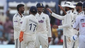 గాలే టెస్ట్ మనదే.. కుప్పకూలిన లంక..
