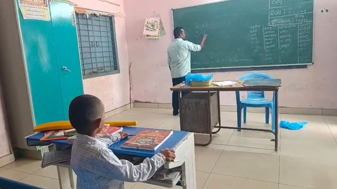 ఆ మున్సిపల్ స్కూల్లో మాత్రం ఒకే ఒక విద్యార్థి విద్యను అభ్యసిస్తున్నాడు.. స్వతంత్ర దినోత్సవం విశిష్టతను విద్యార్థికి తెలియజేసేందుకు ఒక విద్యార్థి చదివే ఆ స్కూల్లో స్వతంత్ర దినోత్సవ వేడుకలు ఘనంగా నిర్వహించారు.అలాగే సుమారు 30 మంది వరకు గెస్ట్ లు ఈ కార్యక్రమానికి హాజరయ్యారు. పైగా అంగన్వాడి చిన్నారులు కూడా రావడంతో వేడుకలుమరింత ఘనంగా జరిగాయి. పిఠాపురం మున్సిపాలిటీ 14వ వార్డులో గల భాస్కర స్పెషల్ మున్సిపాలిటీ ప్రాథమిక పాఠశాలలో ఒక విద్యార్థితో జండా వందన కార్యక్రమాన్ని ఘనంగా నిర్వహించారు.