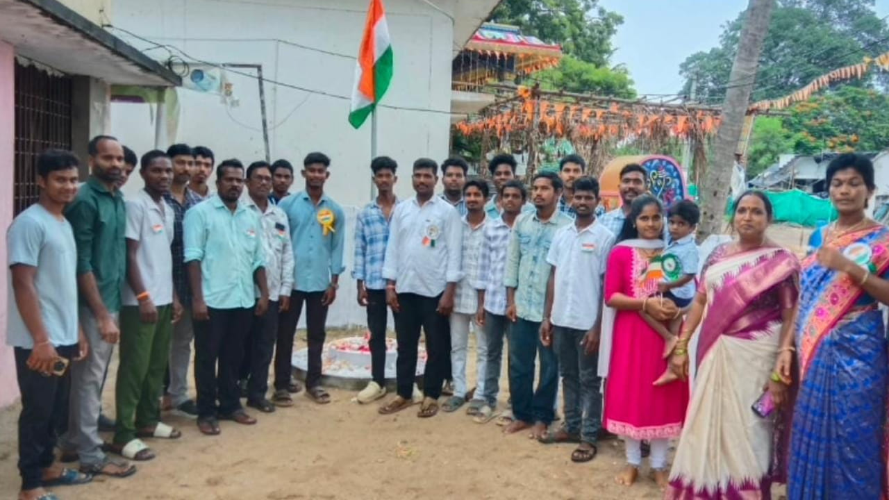 స్కూల్ మాస్టర్ గండేపల్లి నాగేశ్వరరావు ఆధ్వర్యంలో 80వ స్వతంత్ర దినోత్సవాన్ని పురస్కరించుకొని ఒక విద్యార్థితో నిర్వహించిన వేడుకలకు సుమారు 30 మంది అతిధులు హాజరయ్యారు.. మున్సిపల్ ప్రాథమిక పాఠశాలలో జరిగిన వేడుకలకు స్కూల్ విద్యార్థితో పాటు నలుగురు అంగన్వాడి చిన్నారులను కూడా అంగన్వాడీ టీచర్ రామ తులసి తీసుకువచ్చారు.
