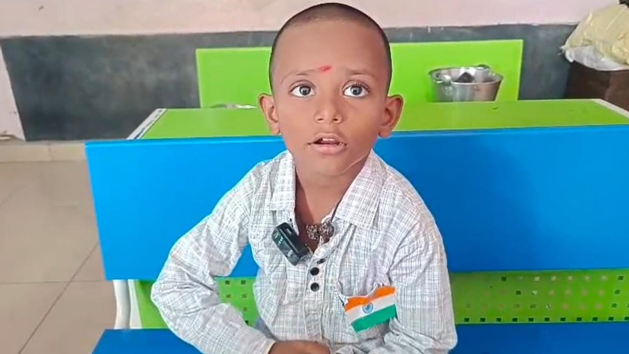 ఆ ఊరు మొత్తానికి ఒకే ఒక స్కూల్ అది కూడా మున్సిపల్ స్పెషల్ స్కూల్ కాకినాడ జిల్లా పిఠాపురం పట్టణానికి మూడు కిలోమీటర్ల దూరంలో ఉండే ఏడు కాలువలు అనే గ్రామంలో సుమారు 1500 మంది ప్రజలు నివసిస్తుంటారు. ఆ ఊరు మునిసిపాలిటీలో ఉండడం కారణంగా గతంలో అక్కడ స్పెషల్ గా పాఠశాలను నిర్మించారు. ఆ ఊర్లో నివసిస్తున్న వారు ఎక్కువ మంది ప్రైవేట్ స్కూల్స్ పై మోజు చూపడంతో పిల్లలందరినీ ప్రైవేట్ స్కూల్లో చేర్పించారు.