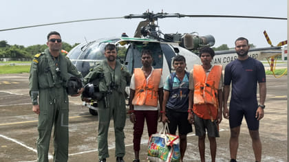 మునిగిపోతున్న పడవ వద్దకు దూసుకొచ్చిన కోస్ట్‌గార్డ్!