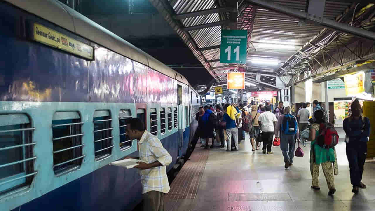 Indian Railways: రైలులో రాత్రి 10 దాటితే ఇవి అస్సలు చేయకూడదు.. ప్రయాణికులు తప్పక తెలుసుకోవాల్సిన నిబంధనలు!