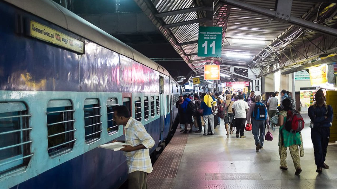 Indian Railways: రైలులో రాత్రి 10 దాటితే ఇవి అస్సలు చేయకూడదు.. ప్రయాణికులు తప్పక తెలుసుకోవాల్సిన నిబంధనలు!