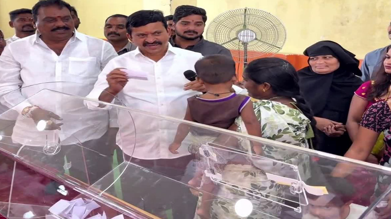 Indiramma Houses: ఈ బుడ్డోడు చేసిన పనితో కుటుంబానికి జాక్పాట్.. ఆహా.. లక్కీ హ్యాండ్ అంటే వీడిది కదా..