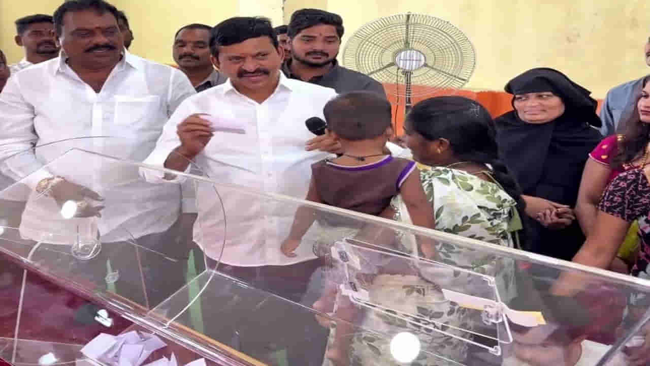 Indiramma Houses: ఈ బుడ్డోడు చేసిన పనితో కుటుంబానికి జాక్పాట్.. ఆహా.. లక్కీ హ్యాండ్ అంటే వీడిది కదా..