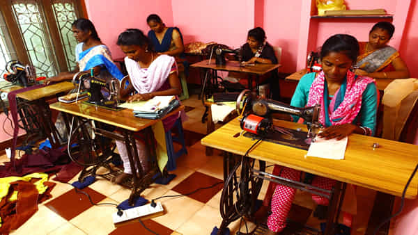 Telangana: బీసీ మహిళలకు గుడ్ న్యూస్.. ఇంటింటా ఇందిరమ్మ కుట్టు మిషన్లు