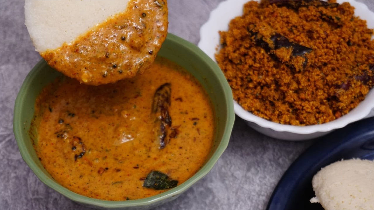 పల్లీలు, పుట్నాల పప్పు, ఎండు కొబ్బరి మరియు తిరగమాతతో చేసుకొనే ఈ పొడిలో కొన్ని నీళ్లు పోసి కలిపితే క్షణాల్లో రుచికరమైన పల్లీ చట్నీ సిద్ధమవుతుంది. వేడి వేడి అన్నంలో కొద్దిగా నెయ్యి వేసి ఈ పొడి కలుపుకుని తిన్నా అమృతతుల్యంగా ఉంటుంది.