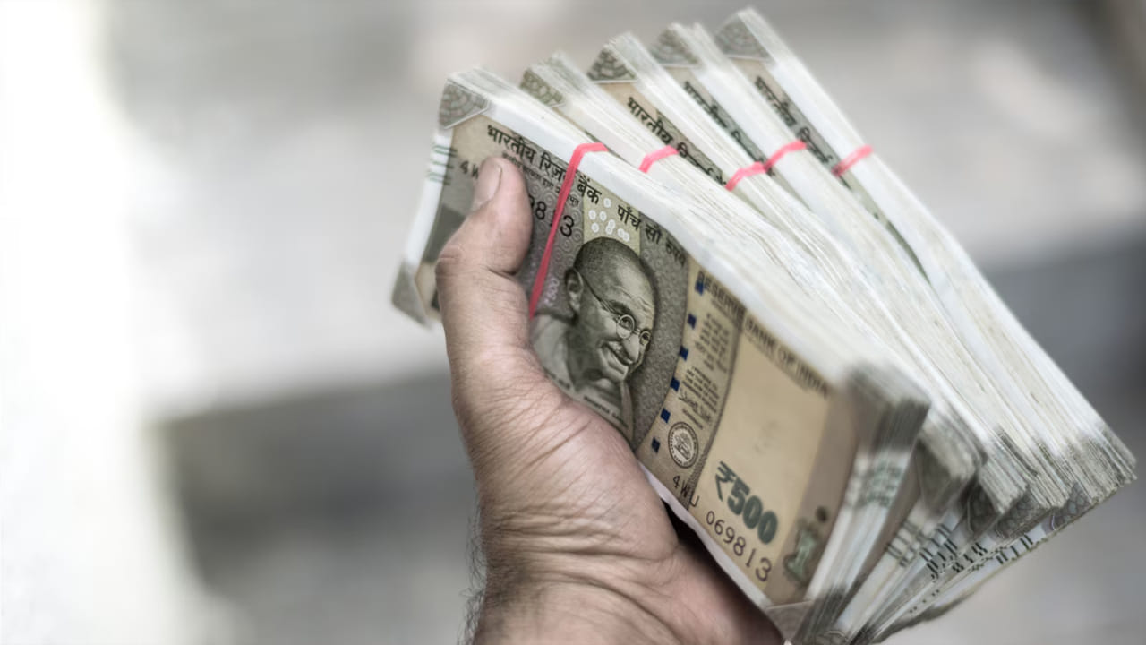  Personal Finance: మీకు రూ.5 లక్షల పొదుపు ఉండి దానిని సరైన చోట పెట్టుబడి పెట్టి మంచి రాబడి పొందాలనుకుంటే ఈ సమాచారం మీ కోసమే. తొందరపాటుతో పెట్టుబడి నిర్ణయాలు తీసుకోకుండా, మీ అవసరాలకు, రిస్క్ తీసుకునే సామర్థ్యానికి అనుగుణంగా నిర్ణయాలు తీసుకోవాలి. రూ.5 లక్షలను సరిగ్గా ప్రణాళిక చేసుకోవడం ద్వారా మీరు మీ డబ్బును సురక్షితంగా ఉంచుకోవచ్చు. ద్రవ్యోల్బణం నుండి కాపాడుకోవచ్చు. అలాగే అద్భుతమైన రాబడిని పొందవచ్చు.