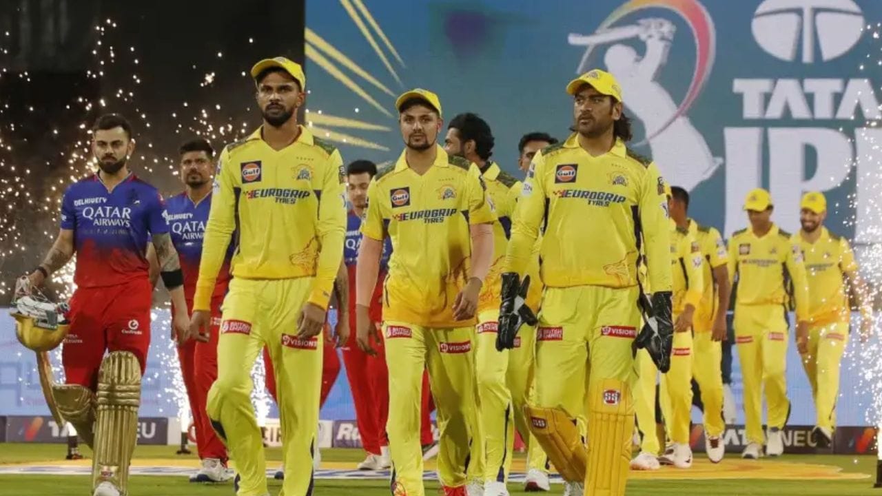 ఆకాశ్ చోప్రా విశ్లేషణ.. తెరపైకి కొత్త లెక్కలు..: భారత మాజీ క్రికెటర్ ఆకాశ్ చోప్రా సైతం ఈ వ్యవహారంపై స్పందిస్తూ ఆసక్తికర విశ్లేషణ చేశాడు. ఒక నాణ్యమైన ఆల్‌రౌండర్‌ను దక్కించుకోవాలంటే మరో స్టార్ ఆటగాడిని వదులుకోక తప్పదని ఆయన అభిప్రాయపడ్డాడు. వాషింగ్టన్ సుందర్ కావాలని చెన్నై కోరితే, గుజరాత్ వైపు నుంచి శివమ్ దూబే పేరు తెరపైకి రావడం అత్యంత సహజమైన పరిణామమని పేర్కొన్నాడు. ప్రస్తుతం ఈ రెండు ఫ్రాంచైజీల నుంచి ఎలాంటి అధికారిక ప్రకటన వెలువడలేదు. ఇరు జట్ల మధ్య చర్చలు ప్రాథమిక స్థాయిలోనే కొనసాగుతున్నాయి.