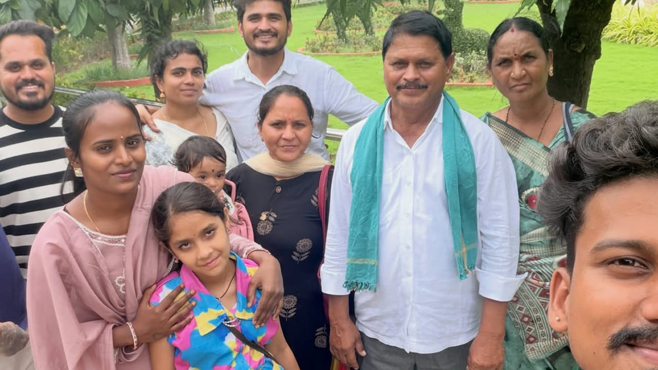ఇదిలా ఉంటే పెళ్లి పనులు పూర్తవ్వగానే మళ్లీ ప్రొఫెషనల్ లైఫ్ పై దృష్టి సారించింది ఫైమా. ప్రస్తుతం జబర్దస్త్, శ్రీదేవీ డ్రామా కంపెనీ తో పాటు పలు టీవీ షోల్లో సందడి చేస్తోందీ లేడీ కమెడియన్. అలాగే సోషల్ మీడియాలోనూ ఫుల్ యాక్టివ్ గా ఉంటూ అత్తారిటింకి సంబంధించిన ఫొటోలు, వీడియోలను ఇన్ స్టా గ్రామ్ లో పంచుకుంటోంది.