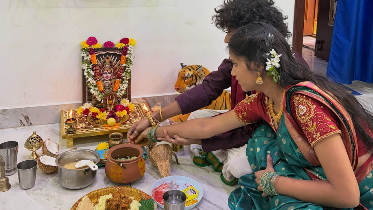 కాగా జూన్ లో ప్రవీణ్- కడెం వంశితల వివాహం జరిగింది. సింపుల్ గా ఓ గుడిలో జరిగిన వీరి వివాహానికి ఇరు కుటుంబ సభ్యులు, బంధువులు, స్నేహితులు, సన్నిహితులు హాజరయ్యారు. అలాగే జబర్దస్త్ కమెడియన్లు కూడా వచ్చి నూతన దంపతులను ఆశీర్వదించారు.