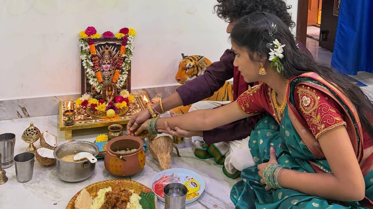 కాగా హైదరాబాద్ లో జరిగిన బోనాల వేడుకల్లో పెద్ద ఎత్తున సినీ ప్రముఖులు పాల్గొన్నరు. బేబీ హీరోయిన్ వైష్ణవి చైతన్య, జాతిరత్నాలు బ్యూటీ ఫరియా అబ్దుల్లా బోనమెత్తి అమ్మవారికి మొక్కులు తీర్చుకున్నారు. ఇందుకు సంబంధించిన ఫొటోలు నెట్టింట బాగా వైరలయ్యాయి.