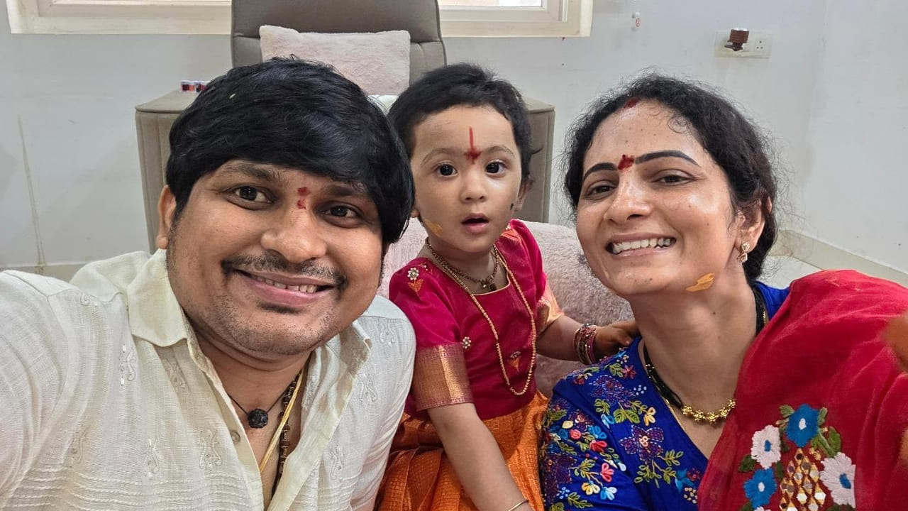 ప్రస్తుతం ఈ జబర్దస్త్ కపుల్ గారాల పట్టి పుట్టిన రోజు వేడుకల ఫొటోలు సామాజిక మాధ్యమాల్లో తెగ వైరలవుతున్నాయి. వీటిని చూసిన పలువురు బుల్లితెర ప్రముఖులు, అభిమానులు, నెటిజన్లు ఖ్యాతికకు బర్త్ డే విషెస్ చెబుతున్నారు.