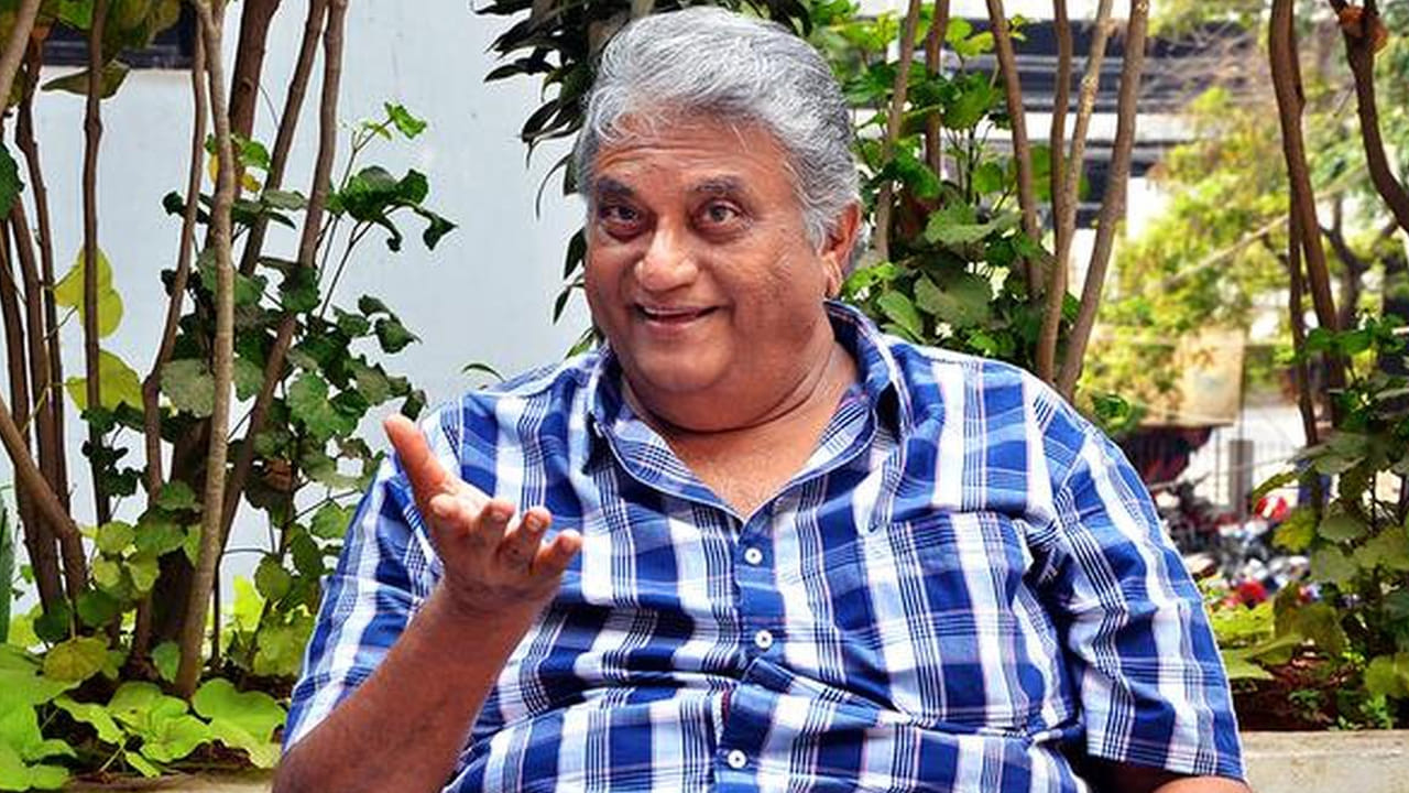 అతను చాలా మంచి మనిషి..! అంత పెద్ద స్టార్ హీరో అయినప్పటికీ నన్ను చూసి లేచి నిలబడతాడు..