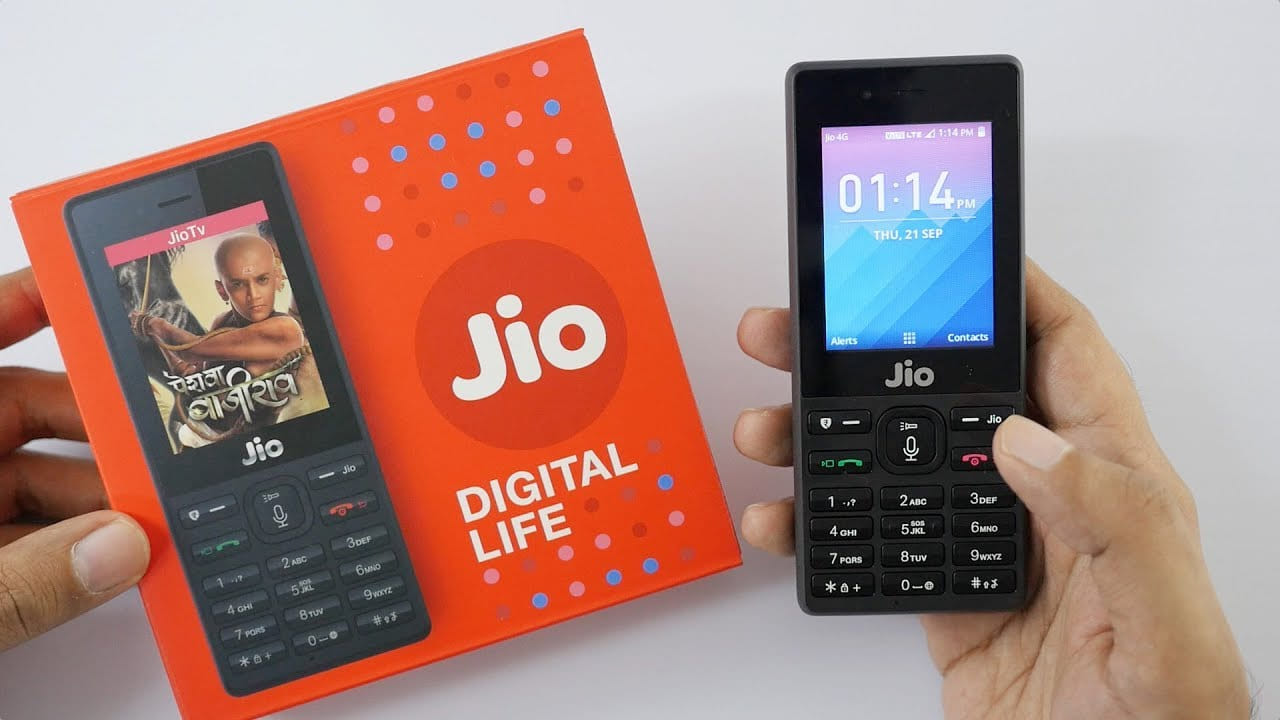  జియో రూ. 1234 ప్లాన్ వివరాలు: ఈ 4G ఫీచర్ ఫోన్ ప్లాన్‌ను రీఛార్జ్ చేసుకునే కస్టమర్లకు 336 రోజుల వ్యాలిడిటీ ఇవ్వబడుతుంది. అంటే, 12 నెలల పాటు నెలకు 28 రోజులు. అందుకే మీరు సంవత్సరం పొడవునా అపరిమిత లోకల్, STD, రోమింగ్ కాల్స్ చేసుకోవచ్చు. మీరు రోజుకు 0.5 GB డేటాను ఉపయోగించుకోవచ్చు. అందుకే ఈ ప్లాన్ 336 రోజులలో మొత్తం 165 GB డేటాను అందిస్తుంది. రోజుకు అందుబాటులో ఉన్న 0.5 GB డేటా తర్వాత, పోస్ట్ డేటా 64 Kbps వేగంతో లభిస్తుంది. అలాగే 12 నెలల ప్లాన్‌లో 28 రోజులకు 300 SMSలు కూడా ఉంటాయి.