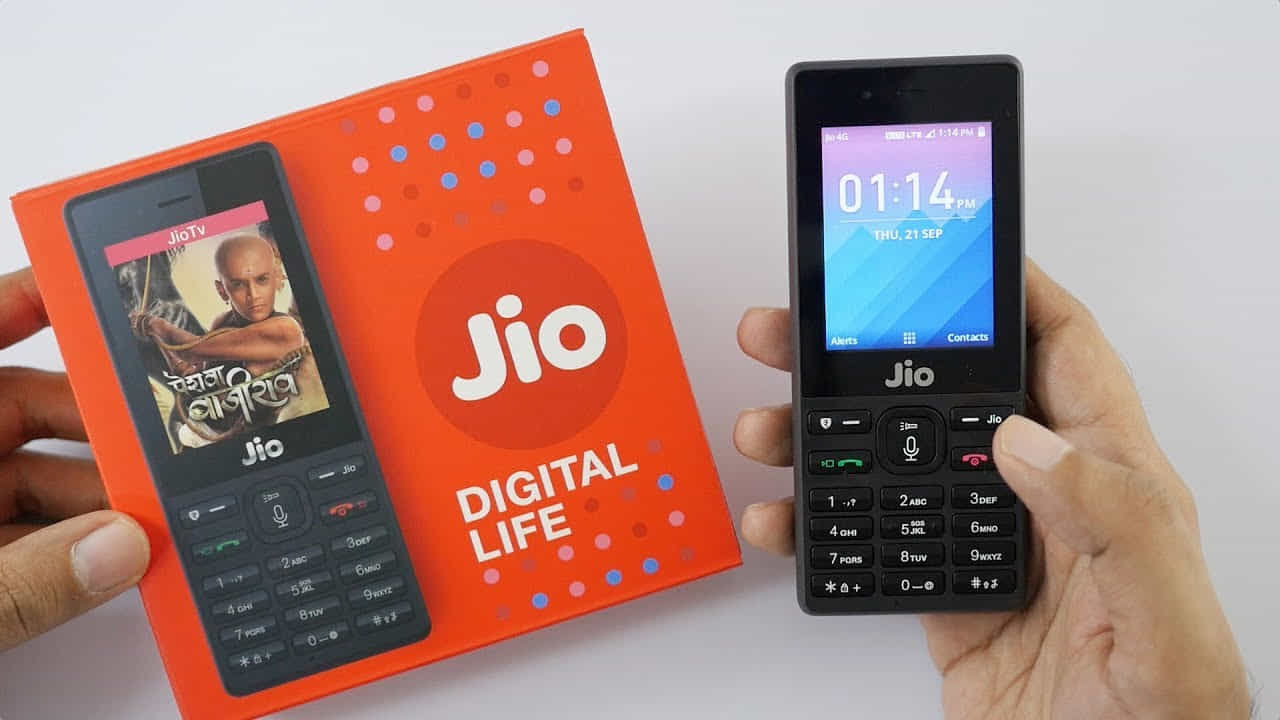 జియో రూ. 1234 ప్లాన్ వివరాలు: ఈ 4G ఫీచర్ ఫోన్ ప్లాన్ను రీఛార్జ్ చేసుకునే కస్టమర్లకు 336 రోజుల వ్యాలిడిటీ ఇవ్వబడుతుంది. అంటే, 12 నెలల పాటు నెలకు 28 రోజులు. అందుకే మీరు సంవత్సరం పొడవునా అపరిమిత లోకల్, STD, రోమింగ్ కాల్స్ చేసుకోవచ్చు. మీరు రోజుకు 0.5 GB డేటాను ఉపయోగించుకోవచ్చు. అందుకే ఈ ప్లాన్ 336 రోజులలో మొత్తం 165 GB డేటాను అందిస్తుంది. రోజుకు అందుబాటులో ఉన్న 0.5 GB డేటా తర్వాత, పోస్ట్ డేటా 64 Kbps వేగంతో లభిస్తుంది. అలాగే 12 నెలల ప్లాన్లో 28 రోజులకు 300 SMSలు కూడా ఉంటాయి.