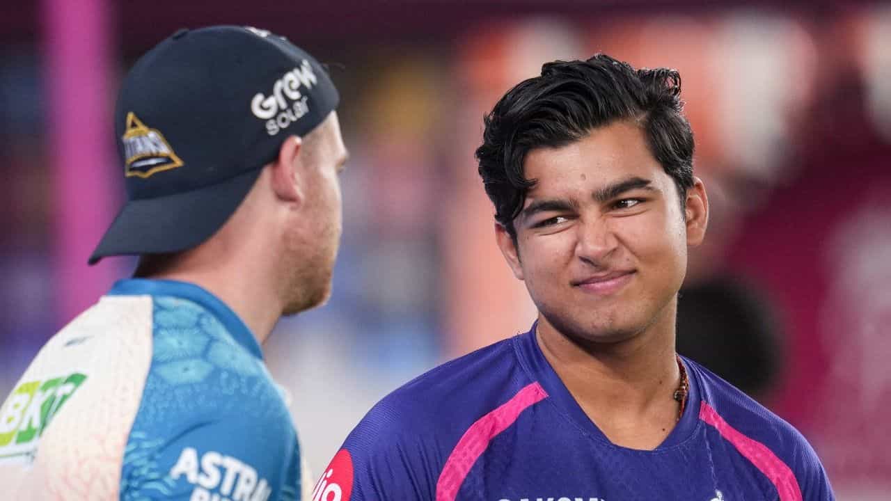 భారత్ నుంచి ఆ కుర్రాడే నా రికార్డు బద్దలు కొడతాడు..: రికార్డు సాధించిన అనంతరం బట్లర్ మాట్లాడిన మాటలు ఇప్పుడు సోషల్ మీడియాను ఊపేస్తున్నాయి. ప్రపంచంలోనే అత్యధిక టీ20 పరుగులు చేసిన బ్యాటర్‌గా నిలవడం చాలా గర్వంగా ఉందన్న బట్లర్.. "ఈ రికార్డును ఎవరైనా ఒకరు భవిష్యత్తులో ఖచ్చితంగా దాటుతారు. నా అంచనా ప్రకారం ఆ పని చేసేది భారత్‌కు చెందిన వైభవ్ సూర్యవంశీ అయి ఉంటాడు" అంటూ సంచలన వ్యాఖ్యలు చేశాడు.