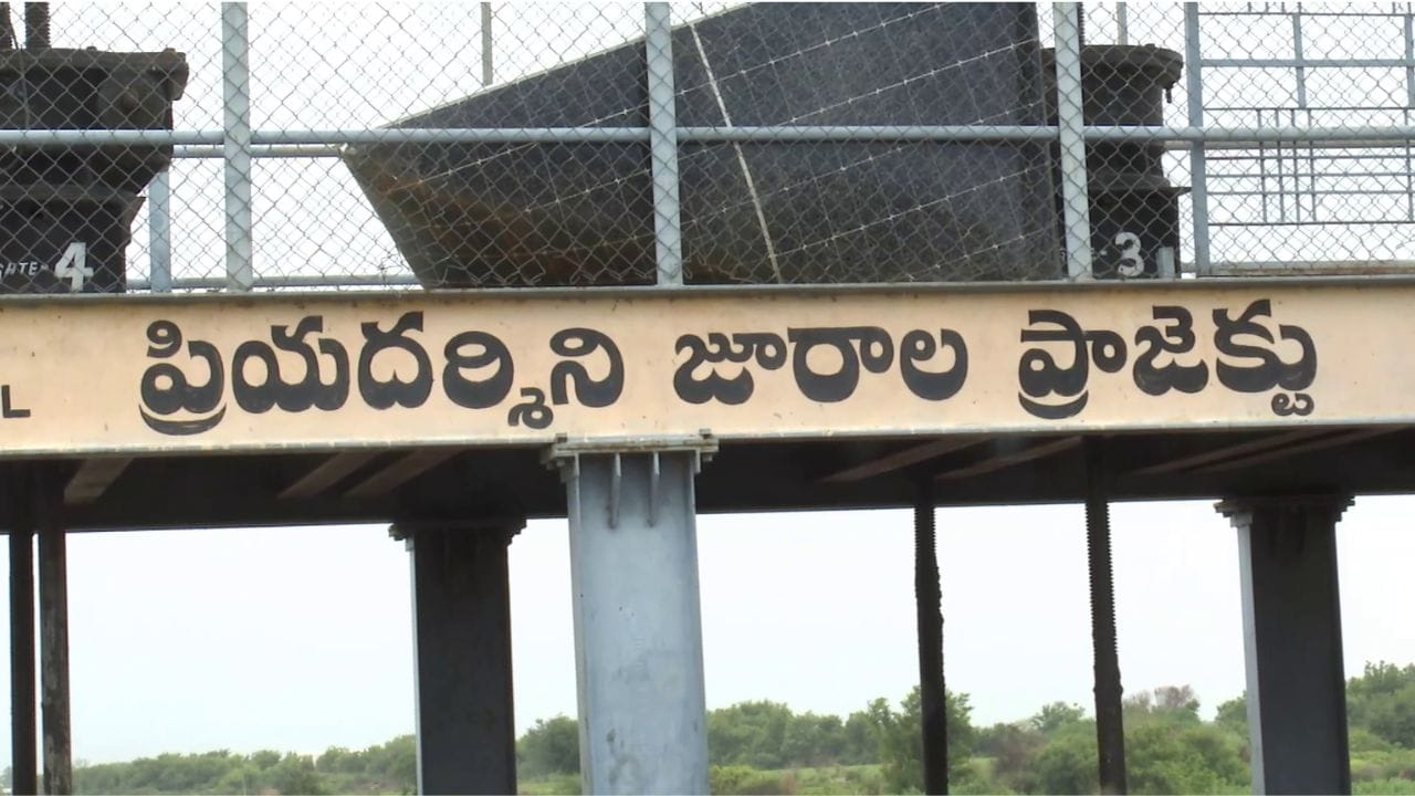 పాలమూరు జలప్రదాయని ప్రియదర్శిని జూరాల జలాశయం కేవలం సాగు,త్రాగునీరు, విద్యుత్ ఉత్పత్తి మాత్రమే కాదు.. ప్రకృతి అందాలకు నెలవు. తెలంగాణ రాష్ట్రంలో కృష్ణనది ప్రవేశించే తొలి ప్రాజెక్టు జూరాల. ఈ ప్రాజెక్టు గుండానే దిగువన ఉన్న శ్రీశైలం, నాగర్జున సాగర్ అటు దిగువకు ప్రవహిస్తుంది. ఎగువ ప్రాంతాల నుంచే వచ్చే ప్రవాహాలతో ప్రతి ఏడు జూరాల వద్ద కృష్ణానది ఎన్నో అందాలను సంతరించుకుంటుంది. దీంతో వర్షాకాలం వచ్చిందంటే చాలు పర్యాటకులు, ప్రకృతి ప్రేమికులకు ఇదో మంచి డెస్టినేషన్ గా మారుతుంది.