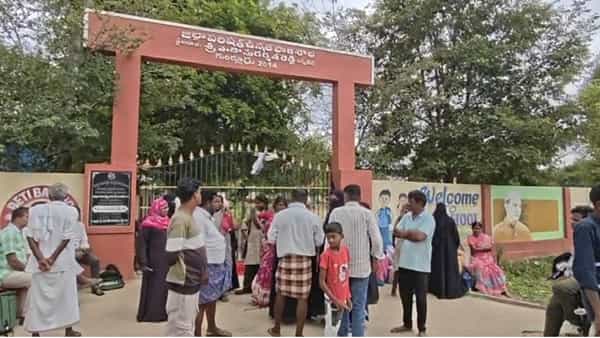 స్కూల్లో ఉపాధ్యాయురాలి వింత ప్రవర్తణ.. విద్యార్థులు పేరెంట్స్ ఏం చేశారంటే?