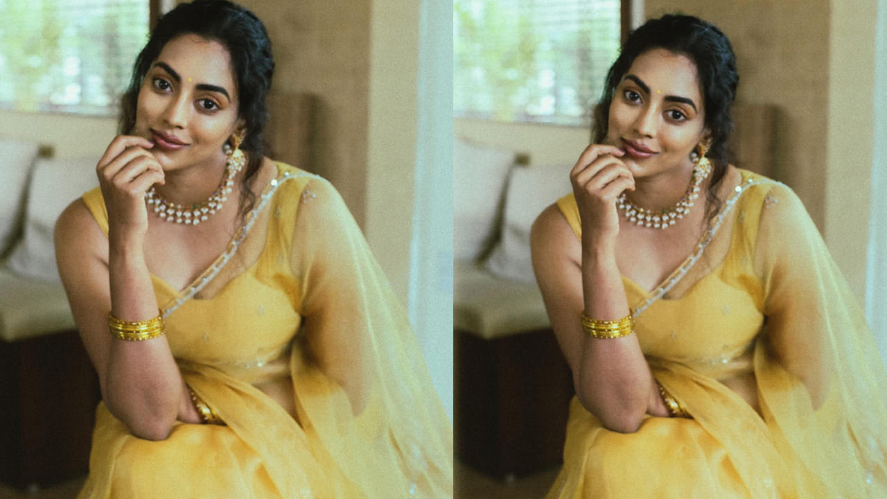 టాలీవుడ్ హీరోయిన్ కామక్షి భాస్కర్ల తన సినీ కెరీర్ను ఆకట్టుకునే విషయాలను వెల్లడించారు. ఒక ఇంటర్వ్యూలో, పెద్ద చిత్రాలలో అవకాశాలు మిస్సవడం, ఆ తర్వాత ఎదురైన సవాళ్లు, అలాగే "ఆదర్శ కుటుంబం" వంటి తన ప్రస్తుత ప్రయాణం గురించి పంచుకున్నారు. తనకు అగ్ర తారల చిత్రాలలో అవకాశాలు చివరి నిమిషంలో చేజారిపోయిన సందర్భాలు చాలా ఉన్నాయని కామక్షి వెల్లడించారు. వెంకటేశ్ గారితో ఓ ఆన్గోయియింగ్ ఫిల్మ్ ("ఆదర్శ కుటుంబం"గా ఆమె పేర్కొన్నది), చిరంజీవి గారి చిత్రాలైన "ఆచార్య", "గాడ్ఫాదర్", బాబీ గారి దర్శకత్వంలో వచ్చిన సంక్రాంతి సినిమా, అలాగే బాలకృష్ణ-గోపీచంద్ మలినేని కాంబినేషన్ ప్రాజెక్ట్ వంటి ఎన్నో పెద్ద అవకాశాలను తాను కోల్పోయానని ఆమె తెలిపారు.