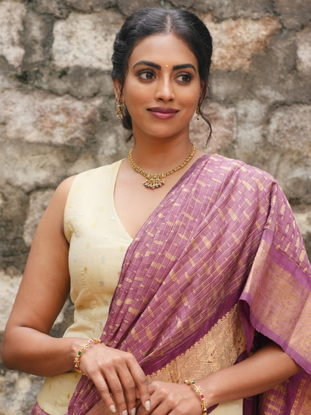 మెస్మరైజ్ చేస్తున్న కామాక్షి భాస్కర్ల క్యూట్ లుక్స్