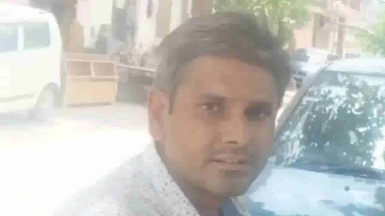 ఇంట్లో నుంచి ఒక్కటే దుర్వాసన.. బెడ్రూమ్ తలుపు తెరిచి చూడగానే షాక్..!