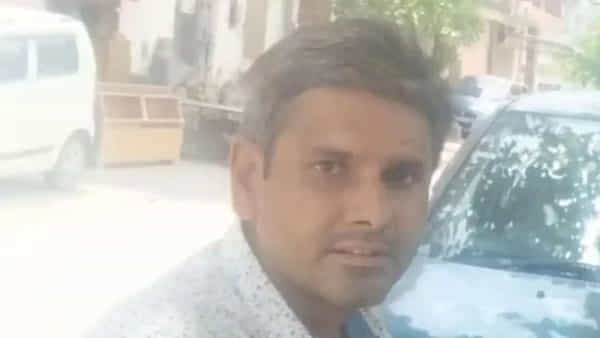 ఇంట్లో నుంచి ఒక్కటే దుర్వాసన.. బెడ్రూమ్ తలుపు తెరిచి చూడగానే షాక్..!