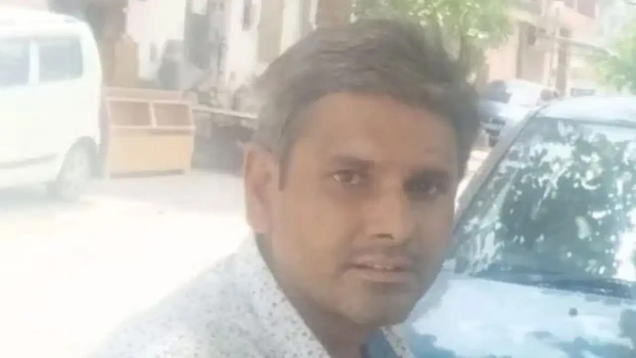 ఇంట్లో నుంచి ఒక్కటే దుర్వాసన.. బెడ్రూమ్ తలుపు తెరిచి చూడగానే షాక్..!