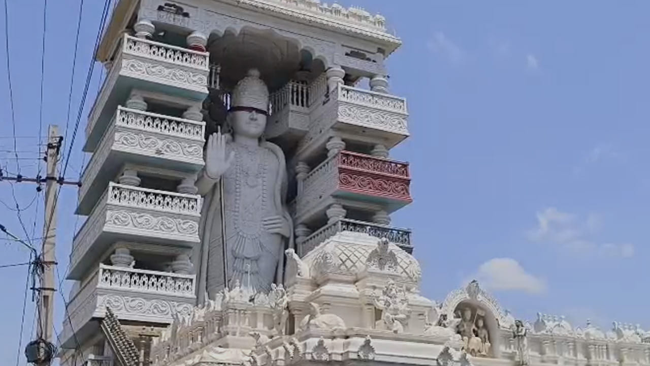 మంగళగిరి మండలం నవులూరులో భారీ కార్తికేయ విగ్రహా నిర్మాణం జరుగుతుంది. మంగళగిరి లక్ష్మీ నరసింహస్వామి ఆలయానికి రెండు కిలో మీటర్ల దూరంలో ఈ విగ్రహాన్ని స్థానికులు నిర్మిస్తున్నారు. 123 అడుగుల ఎత్తులో నిర్మితమవుతన్న విగ్రహాం అందరిని ఆకట్టుకుంటుంది. 
