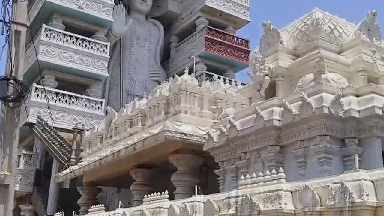 గుంటూరుకు చెందిన ప్రముఖ వ్యాపారి సాయం అందించడంతో స్థానికులు విగ్రహ నిర్మానం చేపట్టారు. మంగళగిరి నుండి నవులూరు మీదుగా రాజధానిలోకి వెళ్లే మార్గంలో ఈ విగ్రహాన్ని పది సెంట్ల స్థలంలో నిర్మిస్తున్నారు. అమరావతి రాజధానిలో మరో భారీ విగ్రహాంగా కార్తికేయ విగ్రహాన్ని అభివర్ణిస్తున్నారు. 