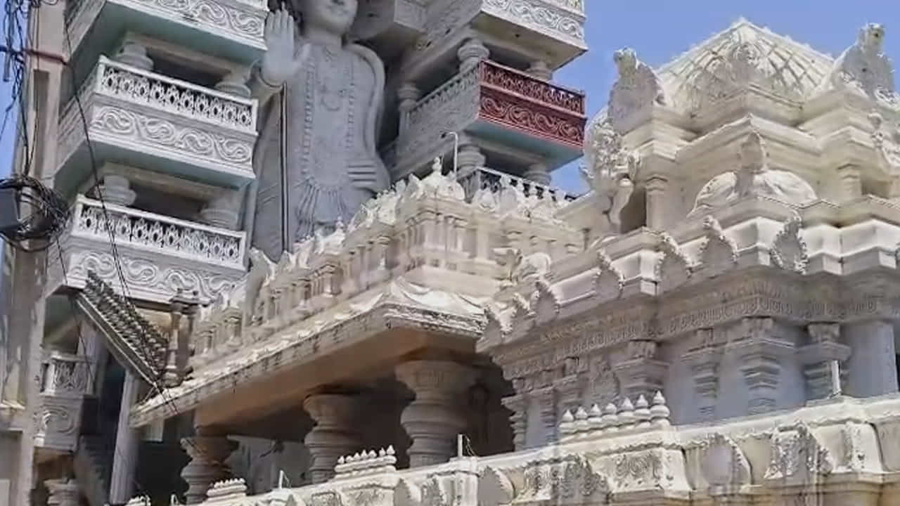 గుంటూరుకు చెందిన ప్రముఖ వ్యాపారి సాయం అందించడంతో స్థానికులు విగ్రహ నిర్మానం చేపట్టారు. మంగళగిరి నుండి నవులూరు మీదుగా రాజధానిలోకి వెళ్లే మార్గంలో ఈ విగ్రహాన్ని పది సెంట్ల స్థలంలో నిర్మిస్తున్నారు. అమరావతి రాజధానిలో మరో భారీ విగ్రహాంగా కార్తికేయ విగ్రహాన్ని అభివర్ణిస్తున్నారు.