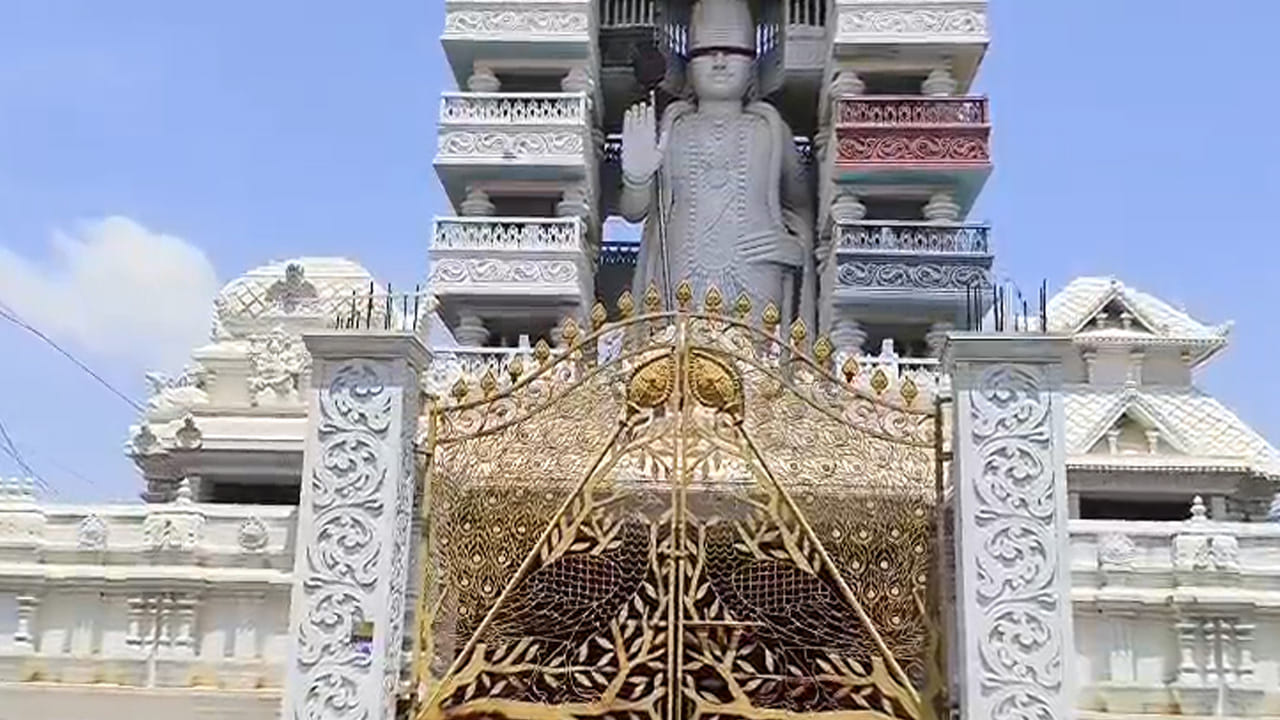 స్థానికులు దాతల సాయంతో గత కొంతకాలంగా నిర్మాణం కొనసాగిస్తున్నారు. కేవలం విగ్రహామే కాకుండా విగ్రహం చుట్టూ నాలుగు అంతస్తులో ప్రాకారం నిర్మాణం చేశారు. విగ్రహం ముందు ఆలయ నిర్మాణం కూడా జరగుతుంది. నవులూరు గ్రామం నుండే అమరావతి రాజధాని ప్రారంభమవుతుంది. 
