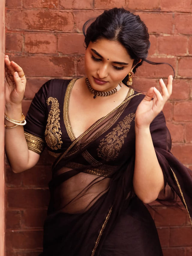 కవ్వించే అందం.. కట్టిపడేసే వయ్యారం.. హీటెక్కిస్తున్న కయదు లోహర్ సొగసులు..