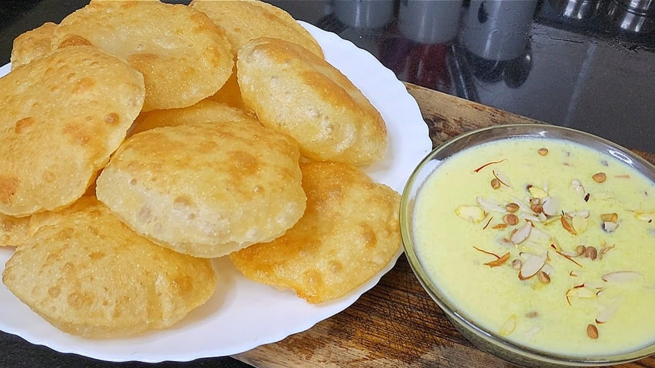 ఇక పాలు మరిగేలోపు. మనం ముందుగా నానబెట్టుకున్న బియ్యం తీసుకొని, మిక్సీ జార్లో వేసుకొని మెత్తగా కాకుండా కాస్త బరగా గ్రైండ్ చేసుకోవాలి. దీని వ లన పాయసం చాలా చిక్కగా రుచికరంగా ఉంటుంది. ఇక పాలు బాగా మరుగుతుంటే, మీరు మిక్సీ పట్టుకున్న ఈ బియ్యం పేసస్ట్ అందులో వేయాలి. మధ్య మధ్యలో కలుపుతూ మంచిగా ఉడికించుకోవాలి.
