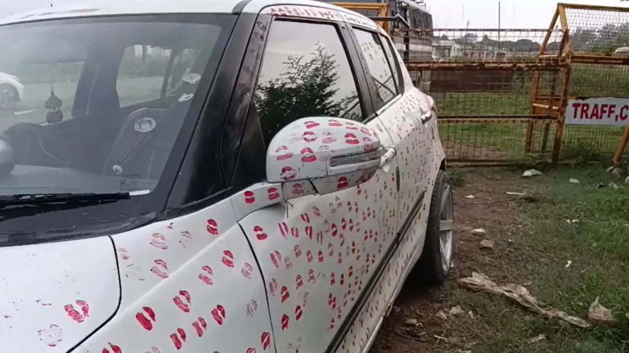 Kissing Car Viral Video