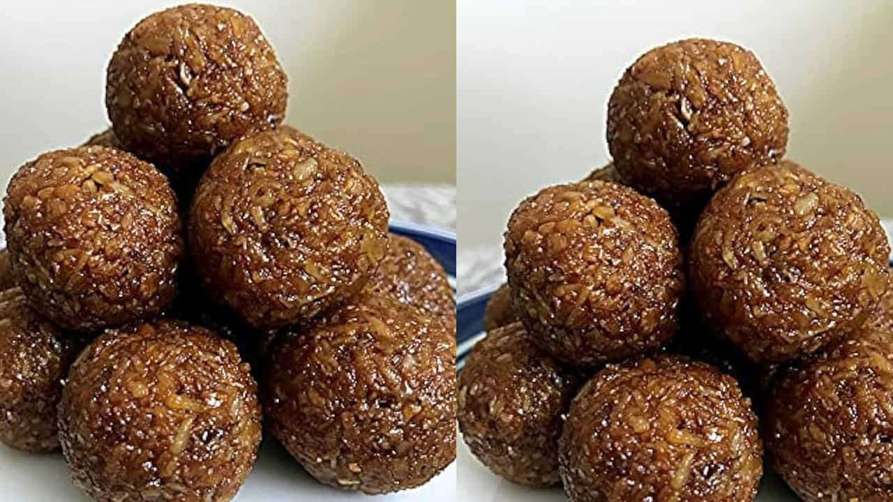  కొబ్బరి ఉండలకు కావలసిన పదార్థాలు: మూడు కప్పుల పచ్చి కొబ్బరి పొడి , ఒక కప్పు బెల్లం ముక్కలు, నాలుగు టేబుల్ స్పూన్లు నెయ్యి, ఒక కప్పున్నర పాలు, అర టేబుల్ స్పూన్ యాలకుల పొడి, 5 జీడిపప్పు, 5 బాదం పప్పులు,  మూడు టేబుల్ స్పూన్లు నూనెను తీసుకోవాలి. వీటిని ఇలా చేస్తే ఎంతో తియ్యగా ఉంటాయి. 