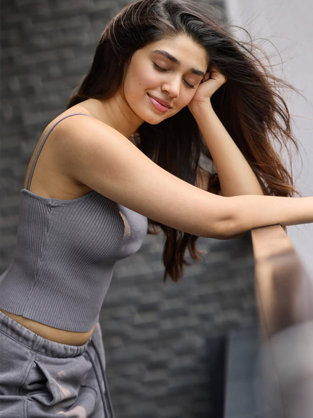ఒంపు సొంపులతో కుర్రకారు గుండెలను పిండేస్తున్న కృతి శెట్టి
