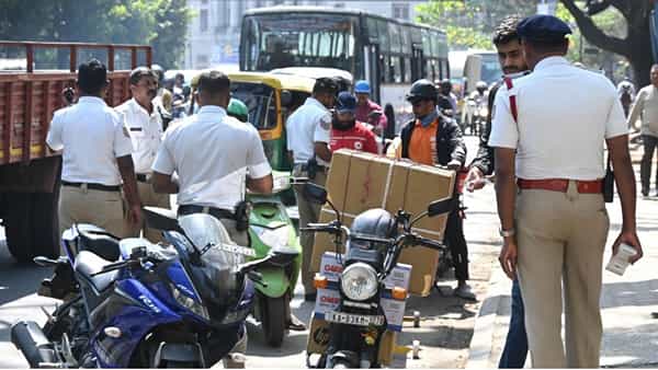 Traffic Police: వాహనదారులకు బిగ్ అలర్ట్.. ఇకపై వాటితో రోడ్డుపైకి వస్తే అంతే..