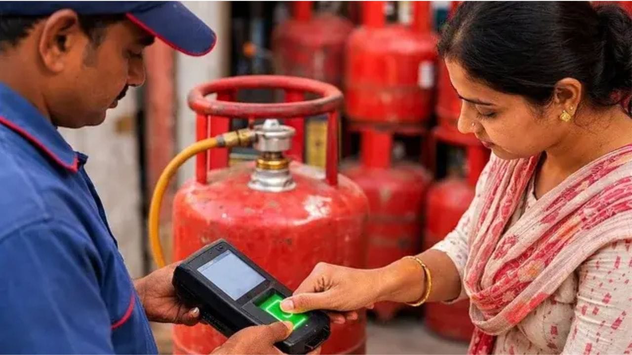 LPG e-KYC పని చేయకపోతే ఏం చేయాలి: మీ ఫోన్లో e-KYC పూర్తి చేయడం సాధ్యం కాకపోతే మీరు మీ సమీపంలోని LPG డిస్ట్రిబ్యూటర్ లేదా గ్యాస్ ఏజెన్సీకి వెళ్లండి. వెళ్లేప్పుడు మీరు ఆధార్తో పాటు గ్యాస్ సిలిండర్ కనెక్షన్కు సంబంధించి పూర్తి వివరాలను తీసుకొని వెళ్లండి. అయితే మీ ఆధార్కు కచ్చితంగా మొబైల్ నెంబర్ అనేది లింక్ అయి ఉండాలి. అక్కడి వెళ్తే వారు మీ వివరాలు సరిచూసి ఫేస్ అతెంటికేషన్ ప్రక్రియను పూర్తి చేస్తారు.