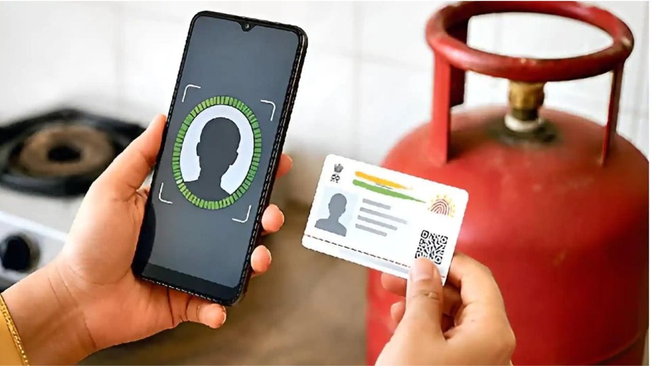 e-KYC గడువు మిస్ అయితే ఏం అవుతుంది: అయితే ఆగస్ట్ 16న మీరు ఈకేవైసీ చేసుకోకపోతే ఆ తర్వాతి రోజే మీ గ్యాస్ కనెక్షన్ ఏమి రద్దుకాదు. కానీ మీరు ఒక వేళ మీరు PMUY లబ్ధిదారుల అయితే మీకు ప్రభుత్వం అందించే సబ్సిడీని కోల్పోతారు. మీకు మళ్లీ ఈకేవైసీ పూర్తి చేసుకునే వరకు మీరు సాధారణ ధరలను చెల్లింగి గ్యాస్ పొందాల్సి ఉంటుంది. కాబట్టి, మీ e-KYC ఇంకా పెండింగ్లో ఉంటే, ఆందోళన చెందాల్సిన అవసరం లేదు. వీలైనంత త్వరగా ప్రక్రియను పూర్తి చేయండి.