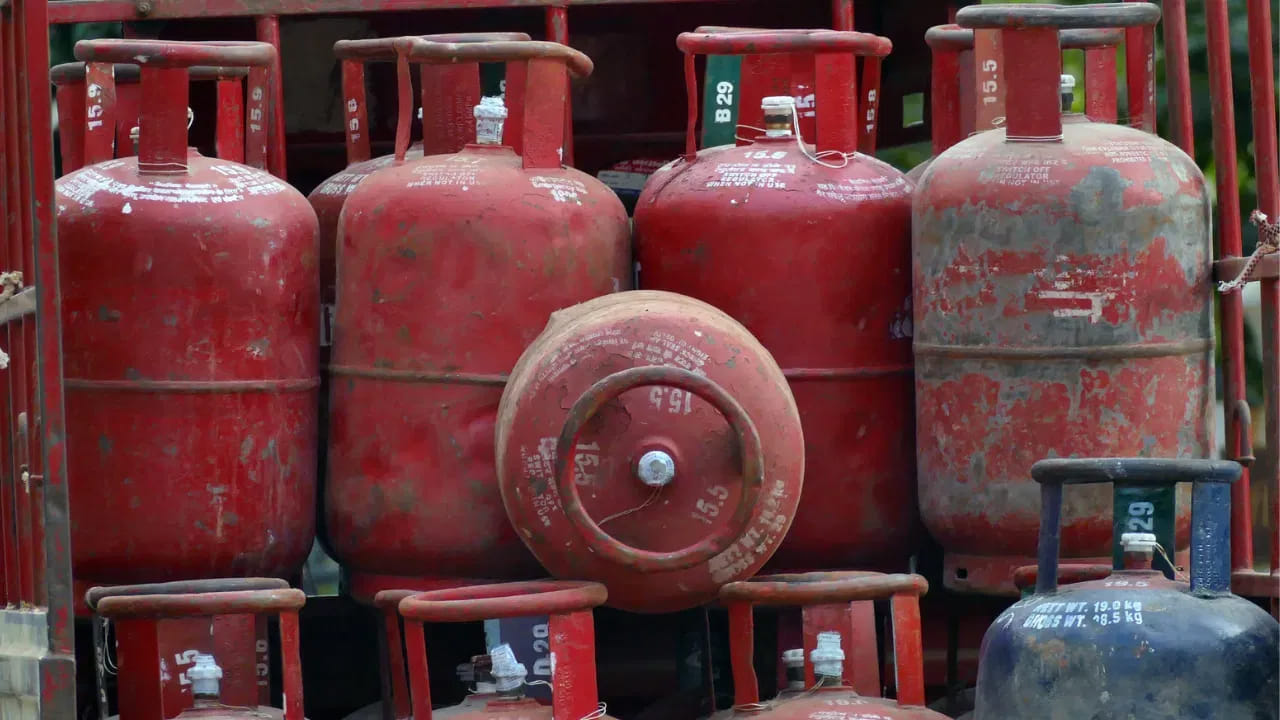 LPG: ఎల్పీజీ గ్యాస్ వినియోగదారులకు షాక్.. ఆ ఇళ్లల్లో కనెక్షన్లు రద్దు.. కేంద్రం కొత్త నిబంధనలు!