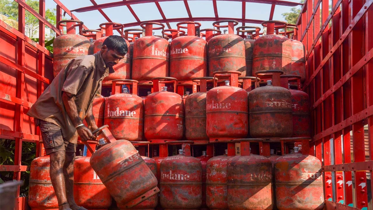 LPG Gas: గ్యాస్ సిలిండర్ వినియోగదారులకు కీలక గడువు.. ఆగస్టు 16 మిస్ అయితే ఎక్కువ ధర చెల్లించాల్సిందే!