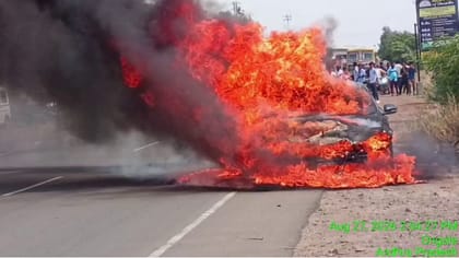 రన్నింగ్‌లో ఉన్న జాగ్వార్ కారులో భారీ శబ్ధం.. ఆపిన క్షణాల్లోనే