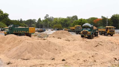 వేలానికి ముందే సీజ్ చేసిన ఇసుకను ఎత్తుకెళ్లిన కేటుగాళ్లు!