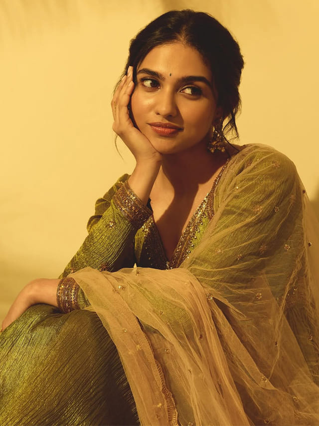 వరుస హిట్స్.. రిస్క్ చేస్తున్న కేరళ కుట్టి.. కమెడియన్ సరసన మమితా..